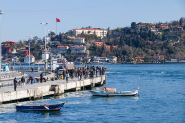 İstanbul, Türkiye - 16 Şubat 2020: Arnavutköy Sahili, Eski Ev ve Tekneler Halkı