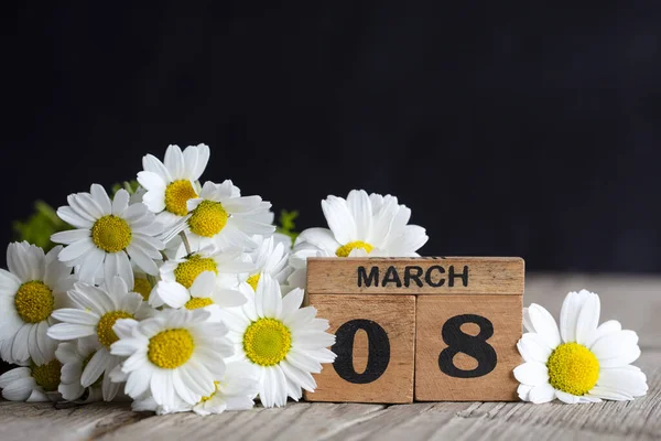 White Daisy Flowers Calender Wooden Surface Women Day Concept — стоковое фото