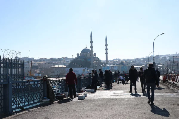 Κωνσταντινούπολη Τουρκία Φεβρουαρίου 2021 Άνθρωποι Που Ψαρεύουν Στη Γέφυρα Γαλατά — Φωτογραφία Αρχείου