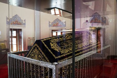 İstanbul, Türkiye - 18 Şubat 2020: İstanbul 'da 9. Osmanlı Sultanı Yavuz Sultan Selim' in mezarı. Üzerindeki çamur sıçrayan pelerin de mezarda saklanıyor..