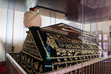 İstanbul, Türkiye - 18 Şubat 2020: İstanbul 'da 9. Osmanlı Sultanı Yavuz Sultan Selim' in mezarı. Üzerindeki çamur sıçrayan pelerin de mezarda saklanıyor..