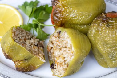 Biberli pilav ve sebze tabağı.