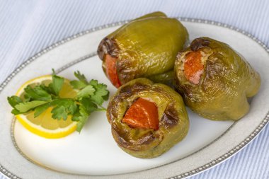 Biberli pilav ve sebze tabağı.