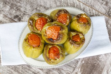 Biberli pilav ve sebze tabağı.