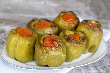 Biberli pilav ve sebze tabağı.