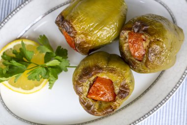 Biberli pilav ve sebze tabağı.