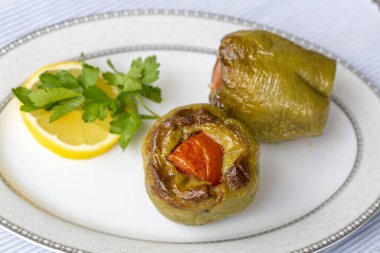 Biberli pilav ve sebze tabağı.