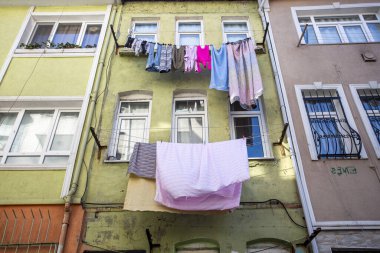 Sokakta çamaşır kurutma.