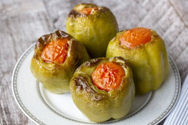 Biberli pilav ve sebze tabağı.