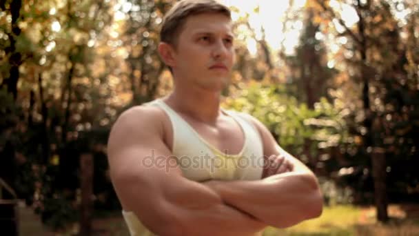 Joven deportista al aire libre — Vídeos de Stock