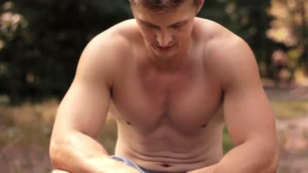 Shirtless man hoofd opheft — Stockvideo