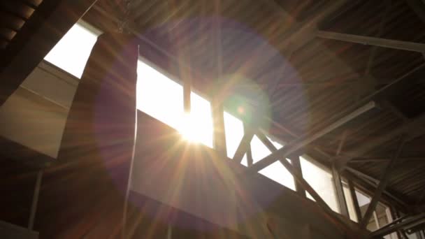 Ήλιο να λάμπει ψηλά κάτω από οροφή — Αρχείο Βίντεο