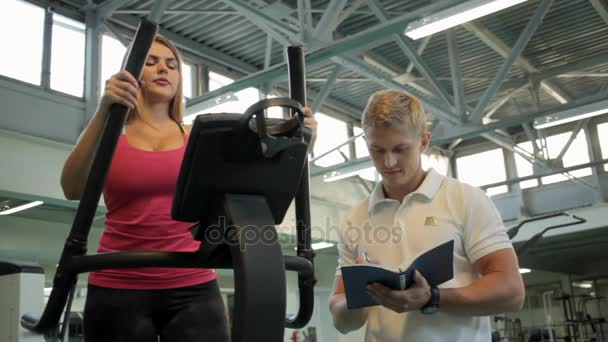 Mulher treinando com treinador — Vídeo de Stock