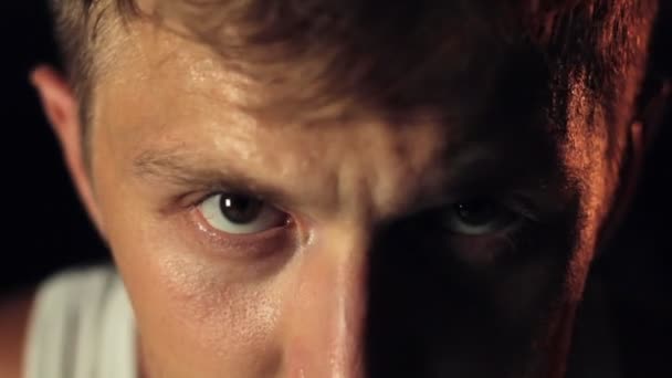 Les yeux d'un homme déterminé en gros plan — Video