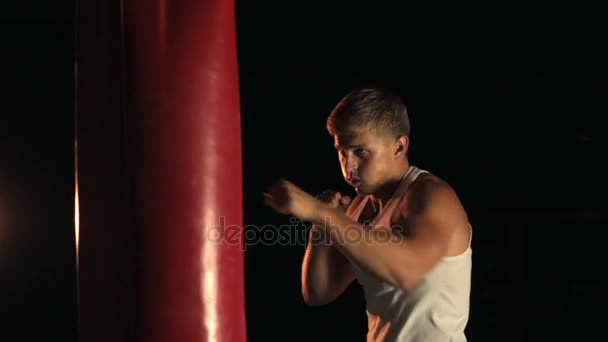 男パンチング赤ボクシング バッグ — ストック動画