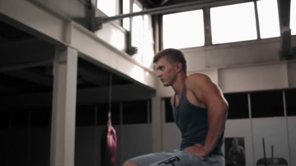 Junger Sportler im Fitnessstudio — Stockvideo