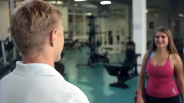 Spor salonu tebrik eğitmen kadında — Stok video