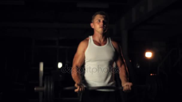 Man utbildning biceps med beslutsamhet — Stockvideo