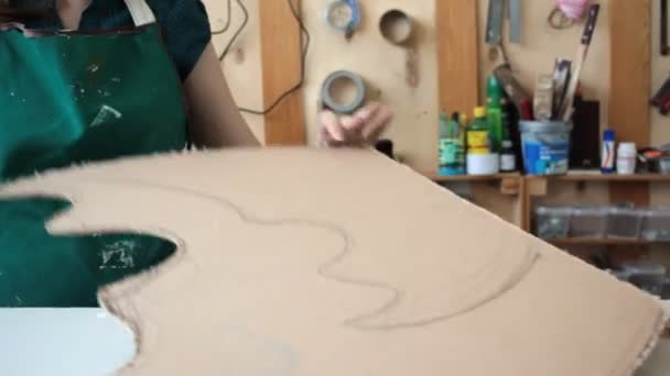 Жінка в майстерні різання деревини — стокове відео