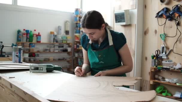 Mujer en taller cortando madera — Vídeos de Stock