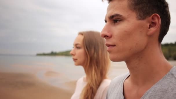 Pár v lásce na sebe dívali a chodit na pláži moře — Stock video