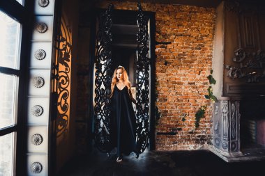 Açık iş metal kapı portalında Cadılar Bayramı'nda Gotik cadı