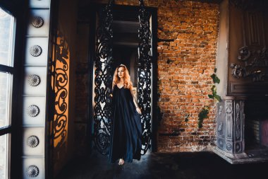 Açık iş metal kapı portalında Cadılar Bayramı'nda Gotik cadı