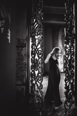 Gotik bir cadı suretinde güzel kızıl saçlı kız