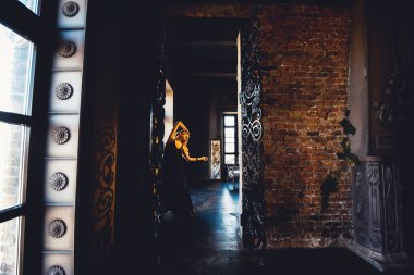 Açık iş metal kapı portalında Cadılar Bayramı'nda Gotik cadı