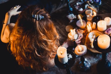 Gotik bir cadı suretinde genç güzel kızıl saçlı kızın yakın çekim portre 