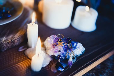 erimiş mumlar ve takılar