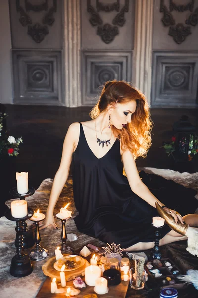 고딕 마녀의 이미지에서 아름 다운 빨간 머리 소녀 — 스톡 사진