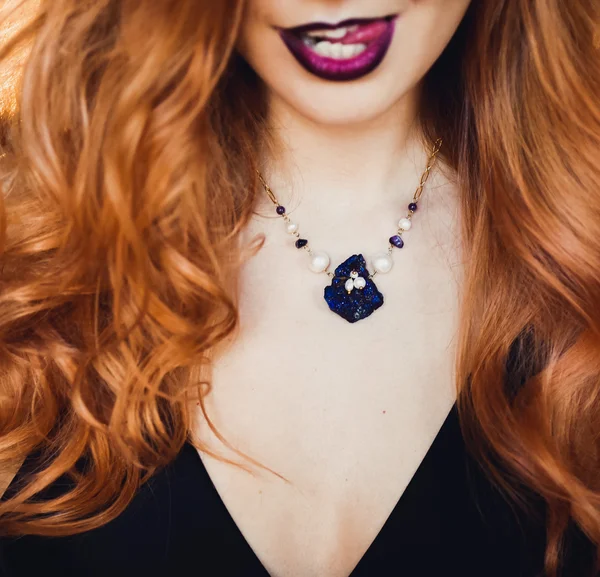 genç güzel kızıl saçlı kızın yakın çekim portresi 