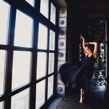 Gotik bir cadı suretinde güzel kızıl saçlı kız