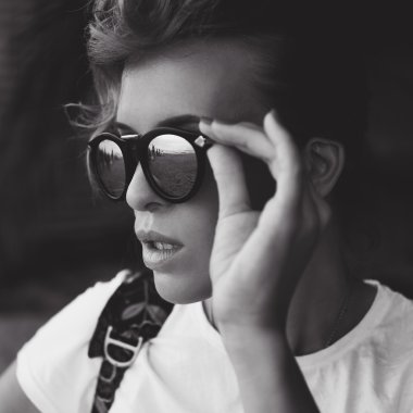 güzel kızın siyah beyaz portre