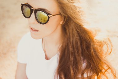 esmer kız açık poz