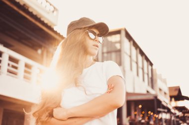 genç esmer kız açık poz