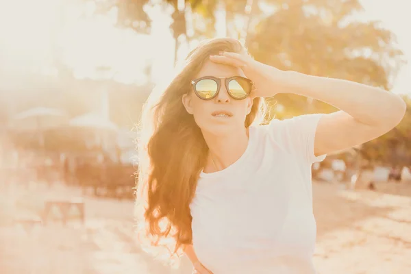 Brunette girl posing outdoor — Stock Photo, Image