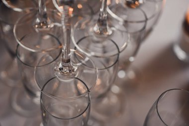 piramitte şarap gözlük