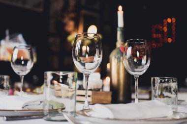 boş şarap bardakları ve plakalar