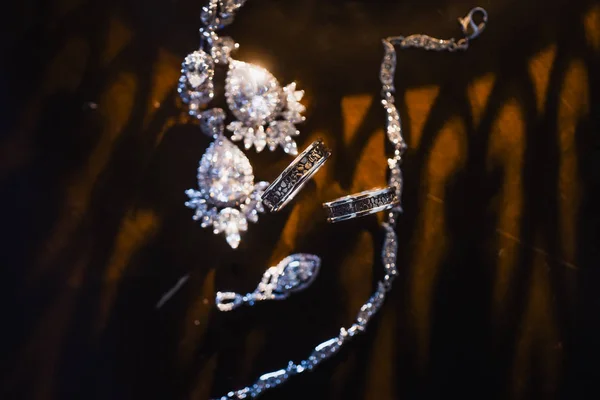 Snubní prsteny s náhrdelník a náušnice — Stock fotografie