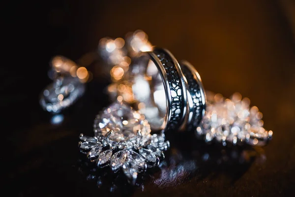 Anillos de boda con collar y pendientes — Foto de Stock