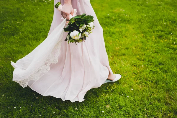 Beau bouquet dans les mains de la mariée — Photo