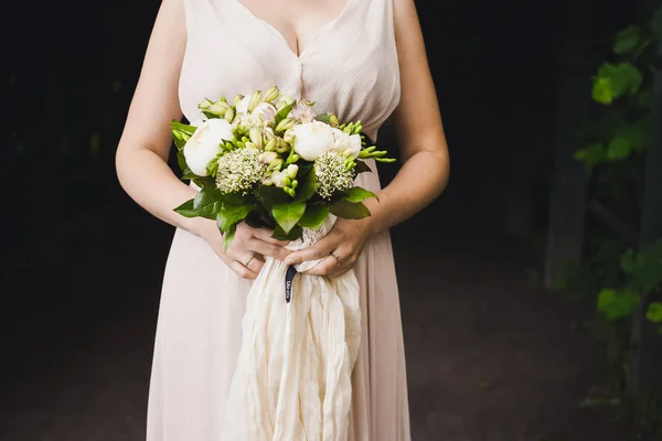 Hermoso ramo en las manos de la novia — Foto de Stock