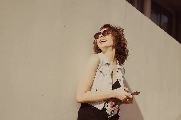 Jovem bela mulher em óculos de sol — Fotografia de Stock