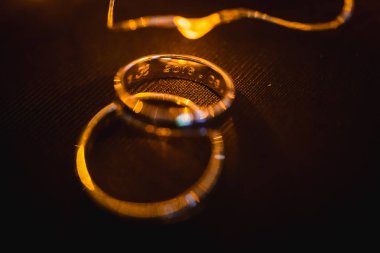 Düğün Nişan yüzüklerini gelin ve damat bir altın desenli 