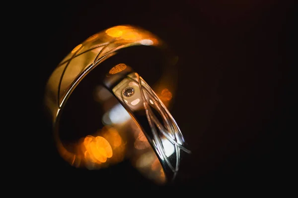 Anillos de compromiso de boda novia y novio con un patrón de oro — Foto de Stock