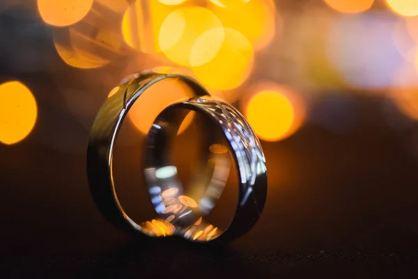 Casamento anéis de noivado noiva e noivo com um padrão de ouro — Fotografia de Stock