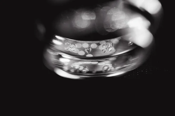 Обручальные кольца невесты и жениха с золотым узором — стоковое фото
