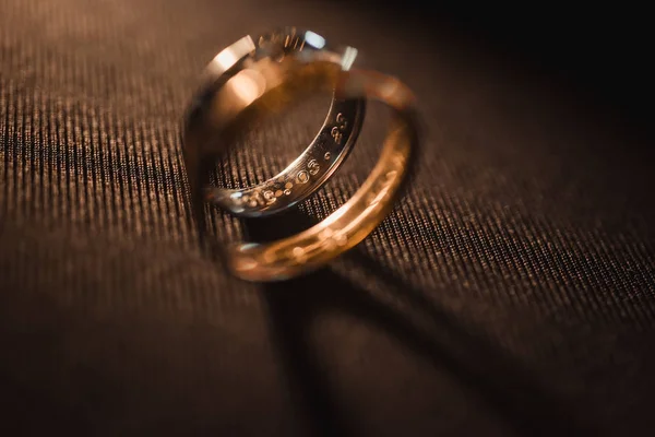 Esküvői Jegygyűrűk menyasszony és a vőlegény, arany mintával — Stock Fotó